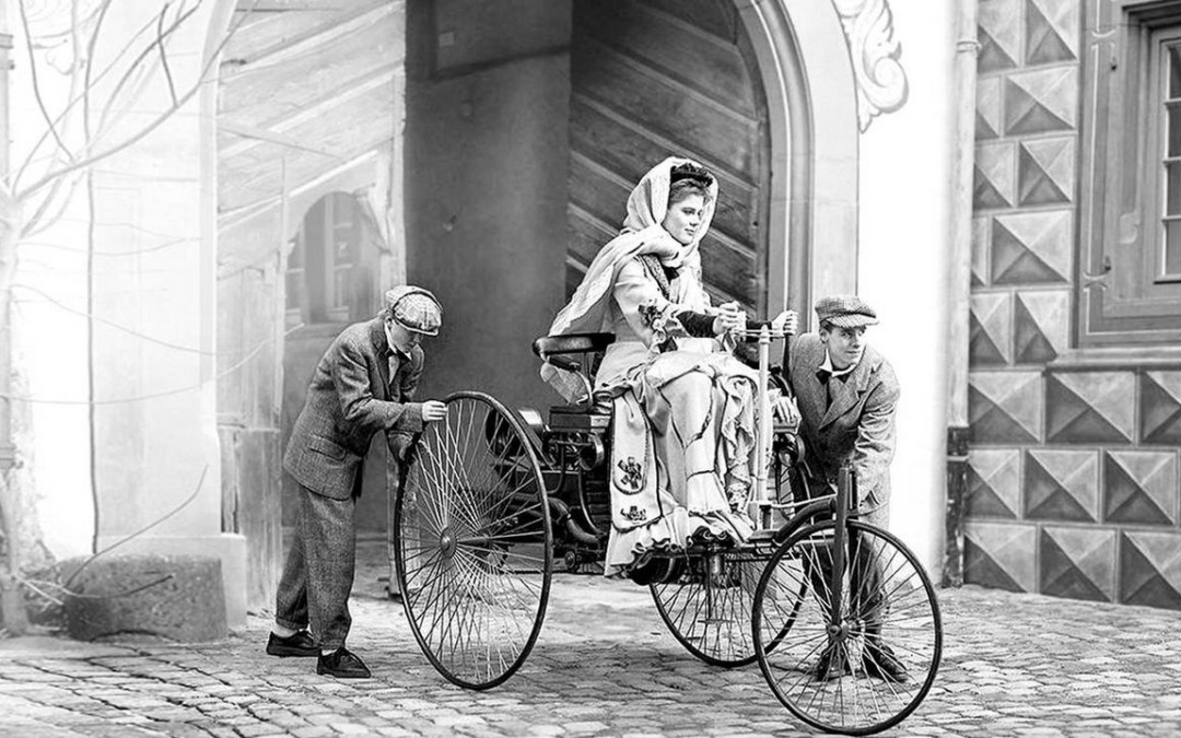 Bertha Benz conduciendo
